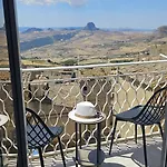 Modern Hillside Retreat With Panoramic Views Σπίτι διακοπών *