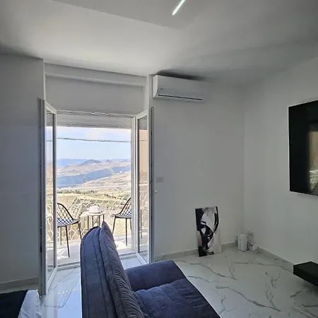 בית נופש Modern Hillside Retreat With Panoramic Views