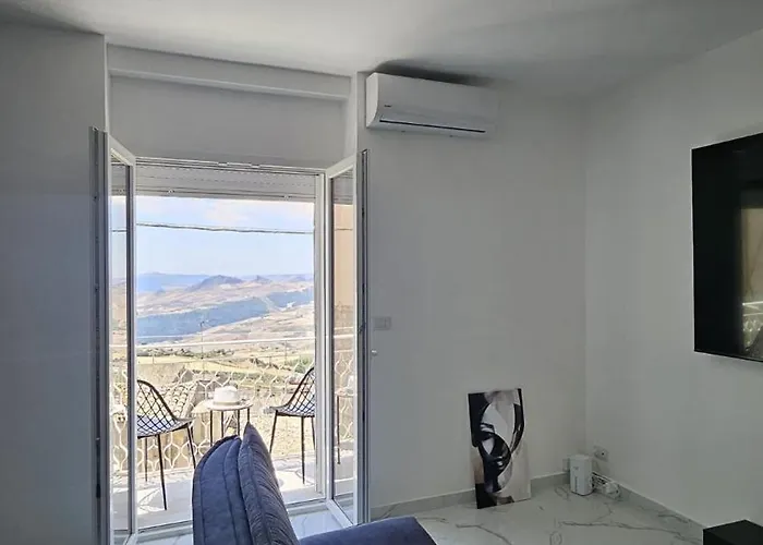 Дом отдыха Modern Hillside Retreat With Panoramic Views