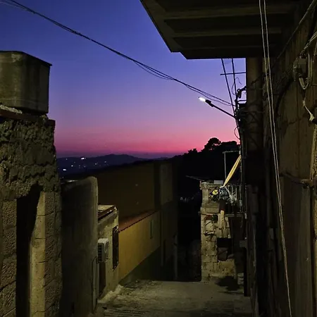 Modern Hillside Retreat With Panoramic Views