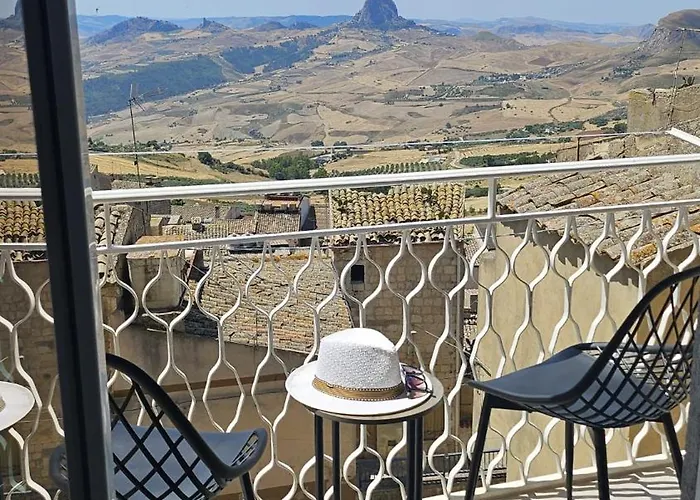 Modern Hillside Retreat With Panoramic Views Feriehus *